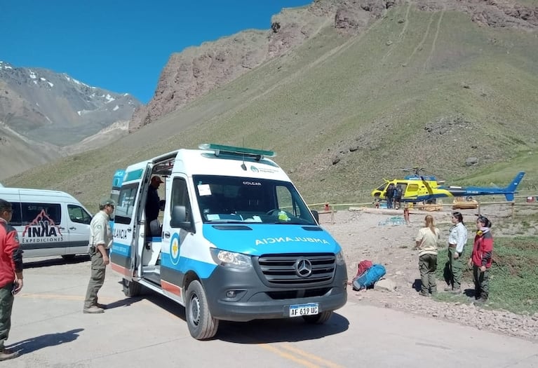 Rescataron a una andinista de Buenos Aires de un foso de 5 metros de  profundidad en cerro Aconcagua