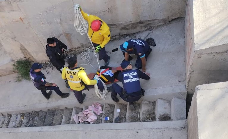 Rescataron a una embarazada que cayó a un desagüe de 5 metros de altura