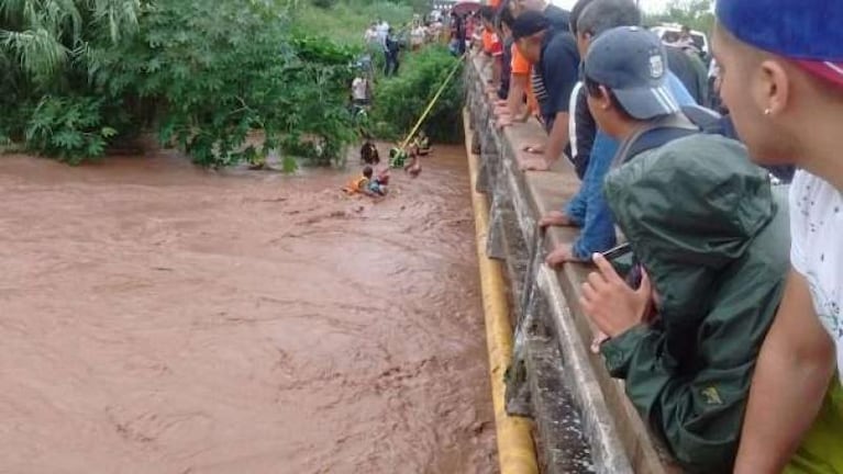 Rescataron a una familia arrastrada por la creciente de un río en Tucumán
