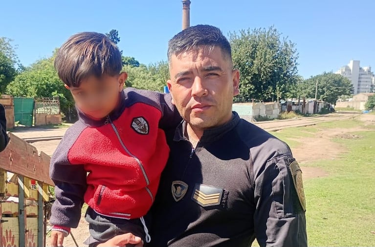 Rescate de un nene en las vías del tren.