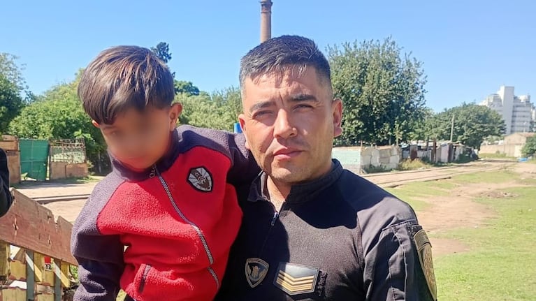 Rescate de un nene en las vías del tren.