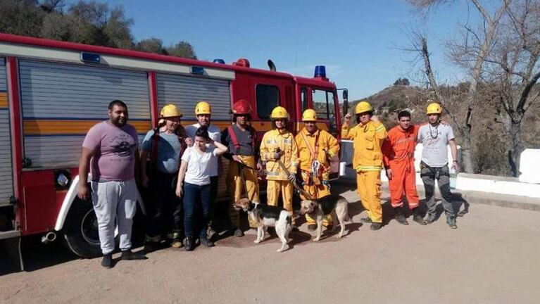 Rescate emotivo: Bomberos salvaron a dos perros en Embalse