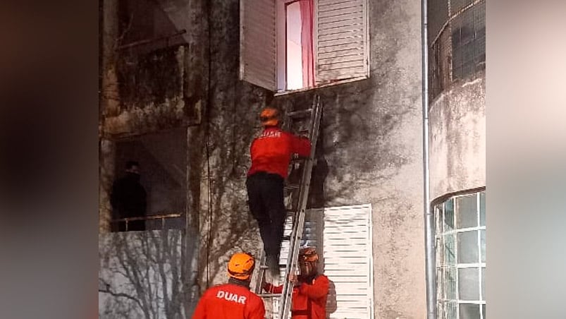 Rescatistas de la Policía tuvieron que entrar por la ventana del departamento.