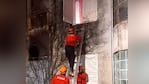 Rescatistas de la Policía tuvieron que entrar por la ventana del departamento.