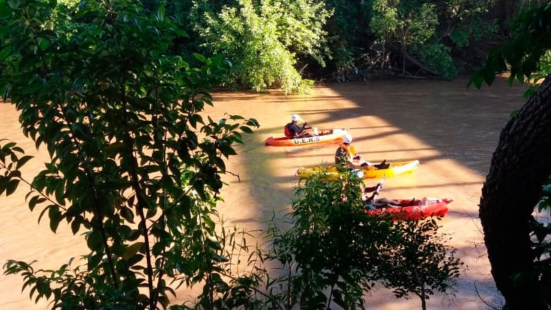 Rescatistas en el río para encontrar al adolescente.