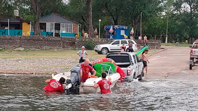 Rescatistas le salvaron la vida a dos personas en lancha.
