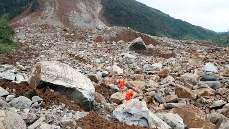 Rescatistas trabajan en la zona del derrumbe. Foto: Reuters,