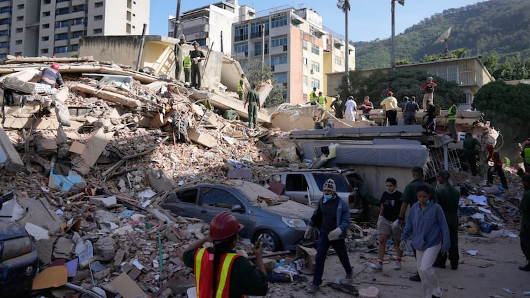 Residentes y rescatistas buscan entre los escombros de un edificio que se derrumbó durante un terremoto en Caracas, Venezuela, el jueves 25 de junio de 2026. (Foto AP/Ariana Cubillos)