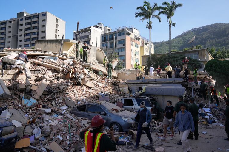Residentes y rescatistas buscan entre los escombros de un edificio que se derrumbó durante un terremoto en Caracas, Venezuela, el jueves 25 de junio de 2026. (Foto AP/Ariana Cubillos)