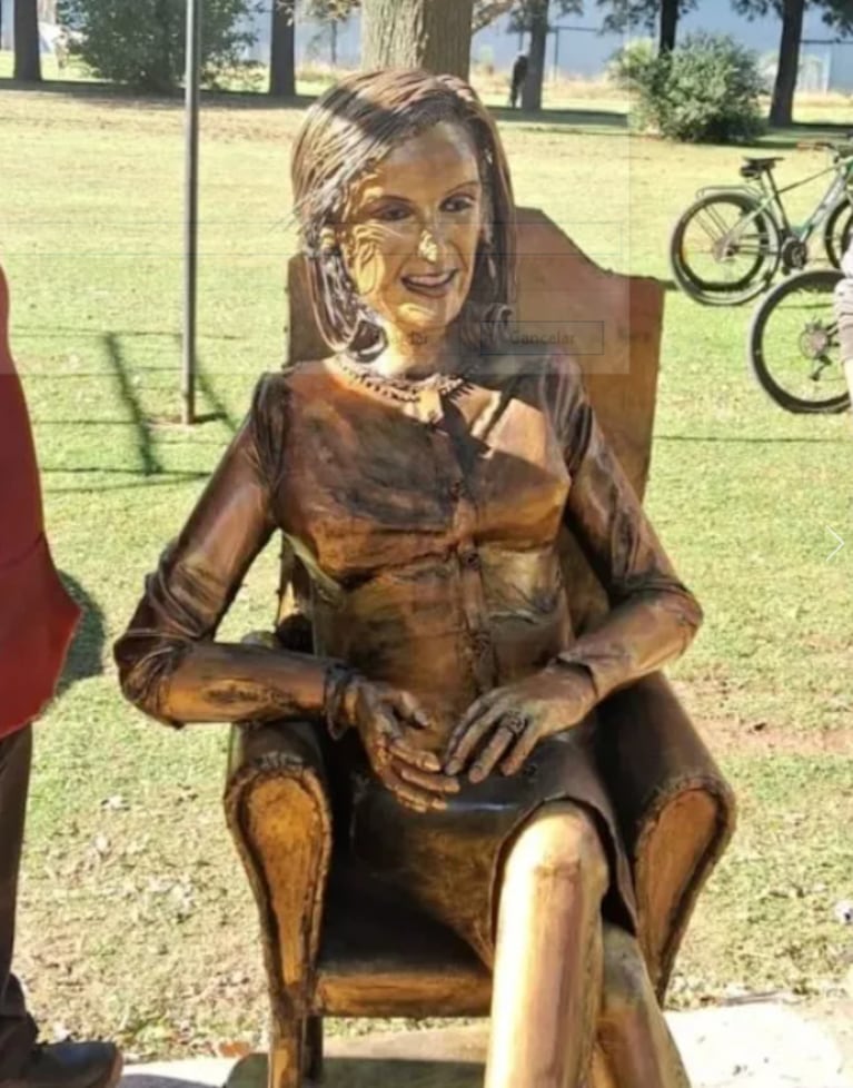Restauraron la estatua de Mirtha Legrand en Villa Cañás.