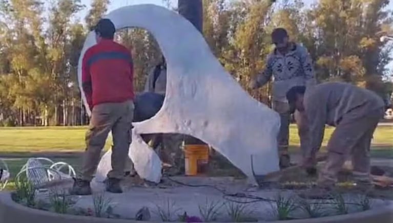 Retiraron monumento a Madres de Plaza de Mayo