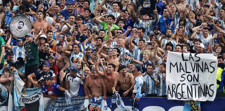 Revelaron quién pintó la bandera de Malvinas que mostraron los jugadores: la historia