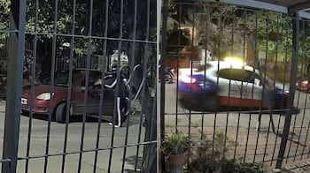 Reventó el vidrio de un auto para robar en barrio Crisol y pasó un móvil de Ojos en Alerta.