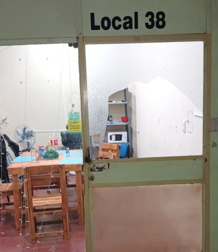 Reventó y robó locales de una galería del centro durante tres horas a la madrugada