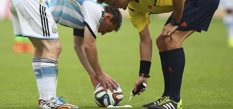 Revés judicial para FIFA por usar el spray evanescente durante los partidos
