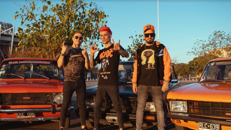 Revolución es la canción que le da nombre a su noveno álbum.