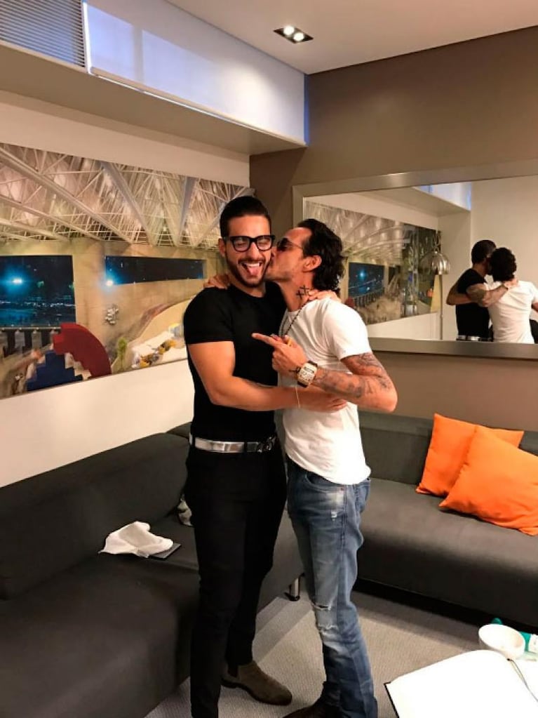 Revuelo en las redes por el beso de Marc Anthony a Maluma