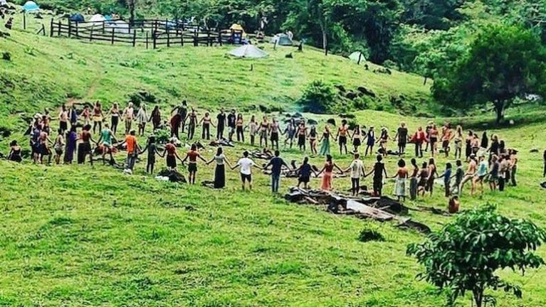Revuelo por una comuna hippie de 200 personas: acampan desnudos y tienen sexo grupal al aire libre