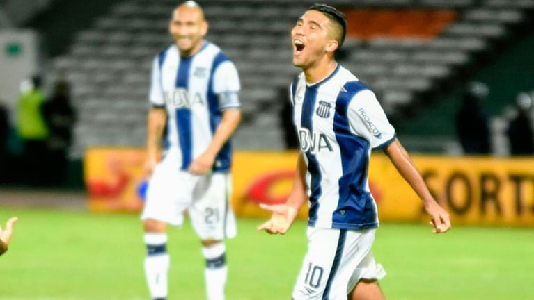 Reynoso festeja el segundo gol de la T. Guiñazú sonríe.