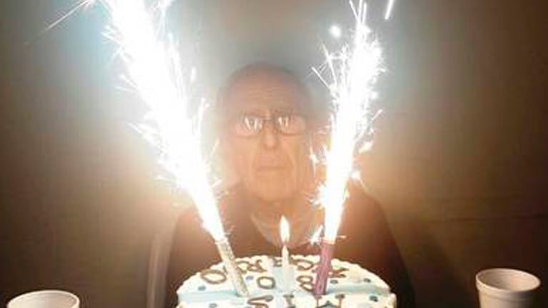 Ricardo Barreda sopla las velas por sus 80 años.