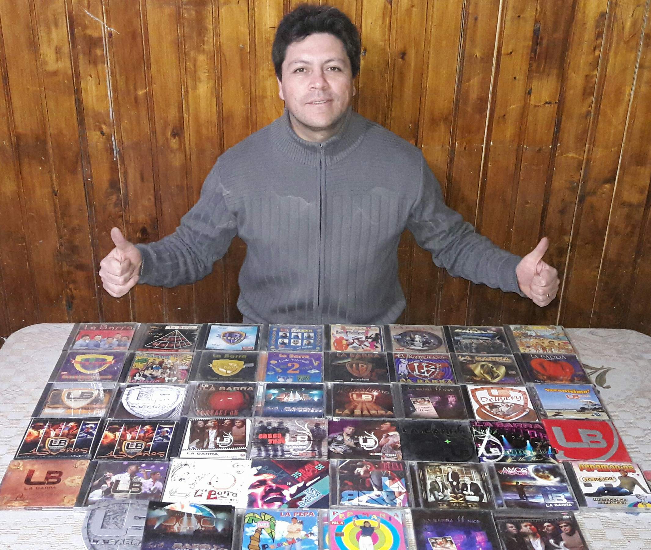 Ricardo con su colección de discos de La Barra. Le falta conseguir "Libres", ya que no lo venden en San Juan.