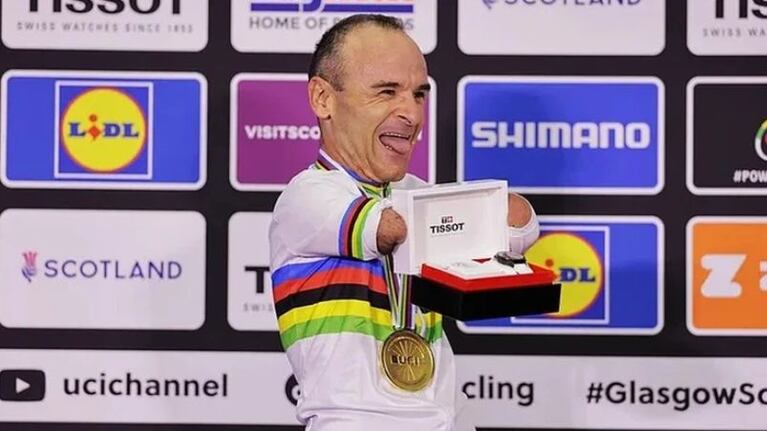 Ricardo Ten con su reloj tras conquistar una medalla de oro.