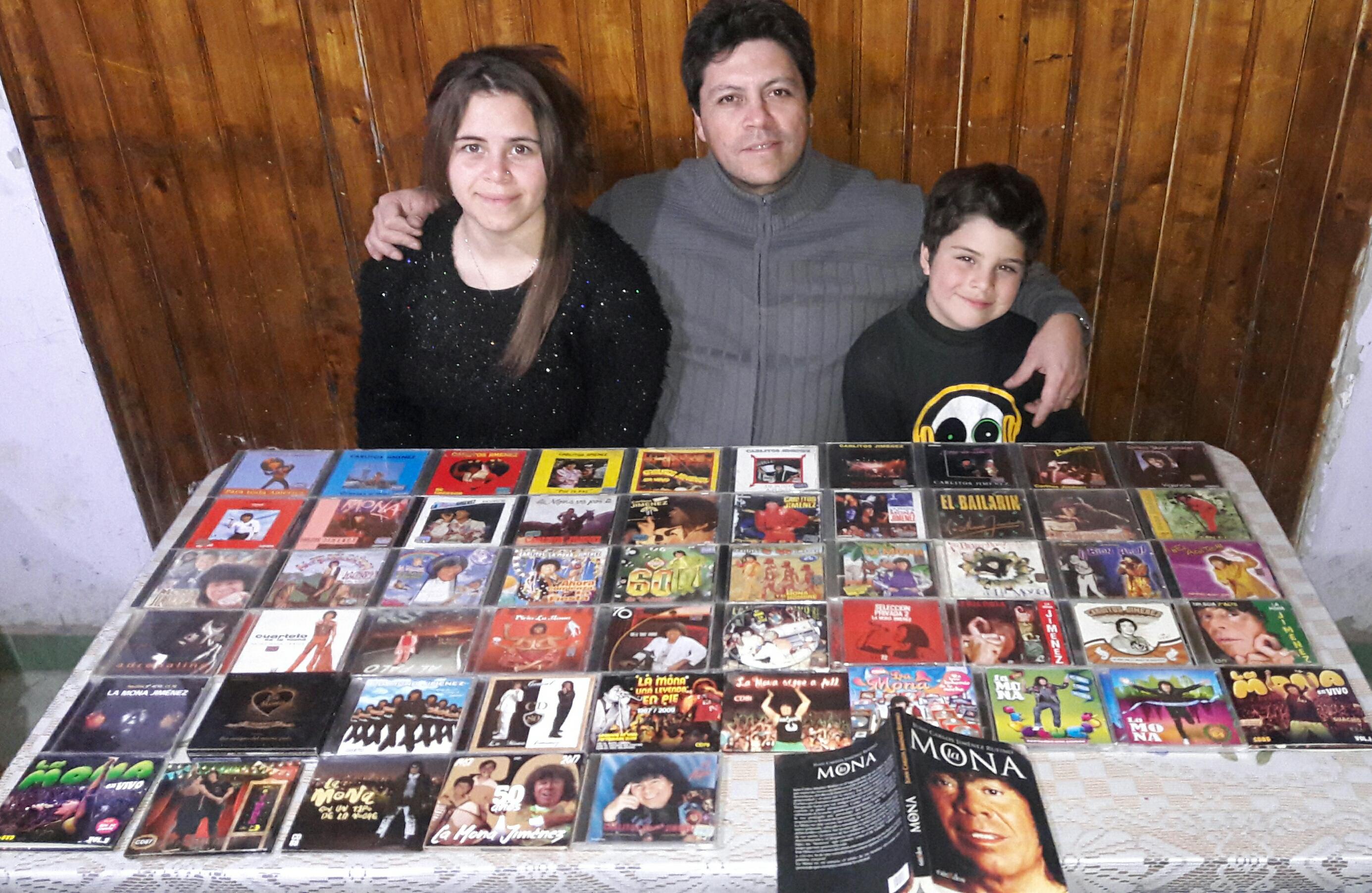 Ricardo y su familia con la colección de discos de La Mona.