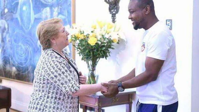 Richard Joseph recibe la felicitación de la Presidenta Michel Bachelet. 