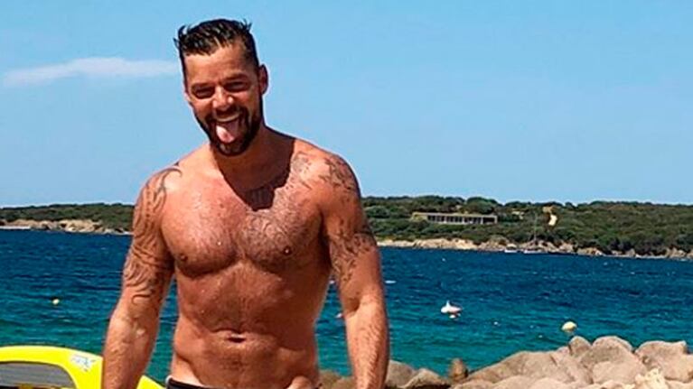 Ricky, a los 46 años, muestra su tonificado físico.