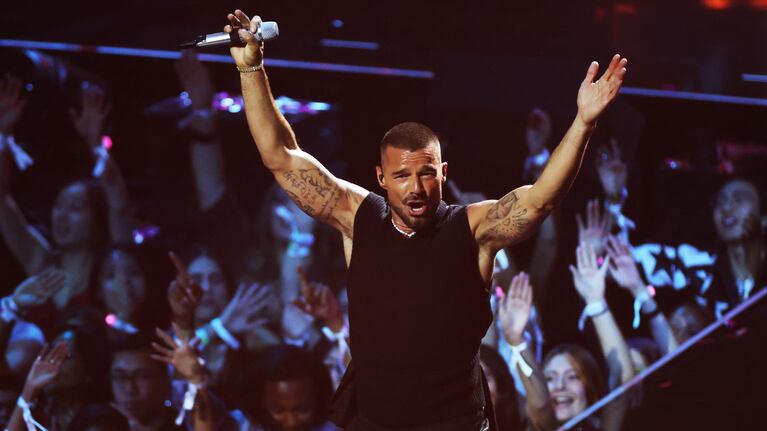 Ricky Martin se presenta ante un estadio Kempes repleto.