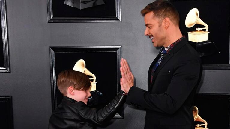 Ricky Martin y Matteo en los premios Grammy.