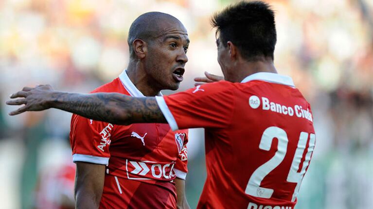 Rigoni abraza a Vera, autor del segundo gol. Foto: FotoBaires