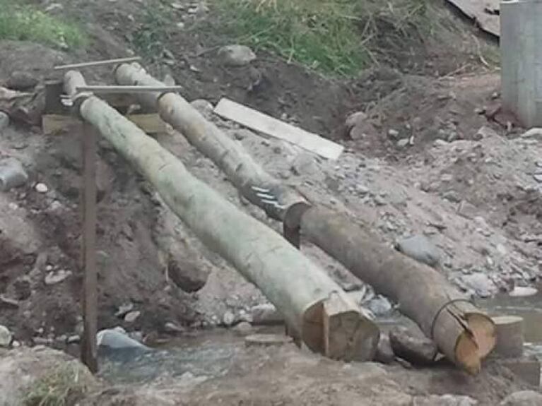 Río Ceballos: los chicos siguen cruzando por el río para ir a la escuela