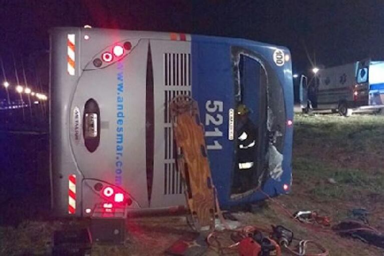 Río Cuarto: dos muertos y varios heridos al volcar un colectivo