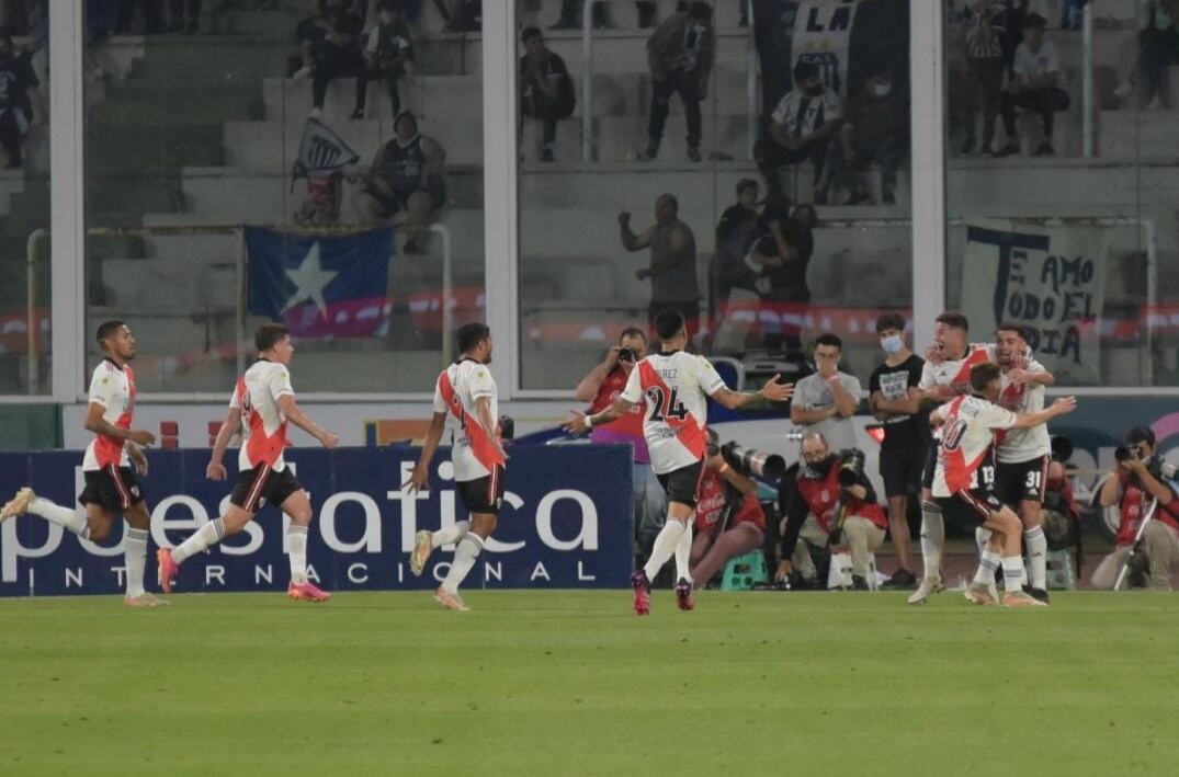 River festejó en el Kempes pese a jugar con uno menos.