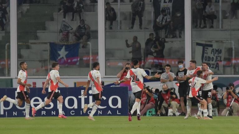 River festejó en el Kempes pese a jugar con uno menos.