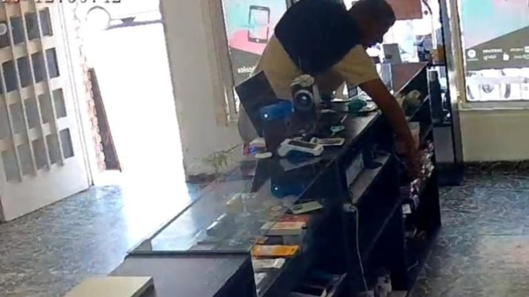Roba mientras su cómplice distrae desde la calle.