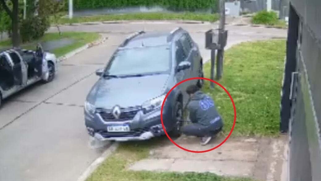 Roba ruedas en barrio Argüello. (Foto: captura video seguidora El Doce)