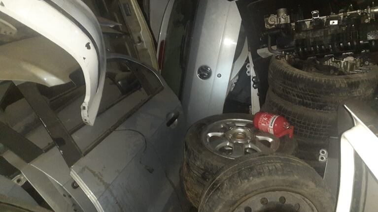 Robaban autos, los desarmaban y vendían las autopartes a menor precio.