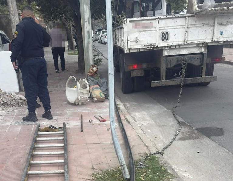 Robaban cables subterráneos con un camión de la empresa y los descubrieron: tres detenidos