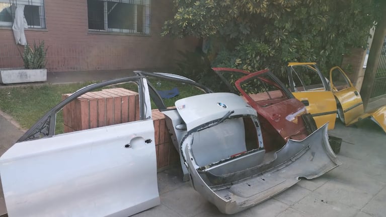 Robaban y desarmaban autos y quedaron detenidos en barrio Los Naranjos.