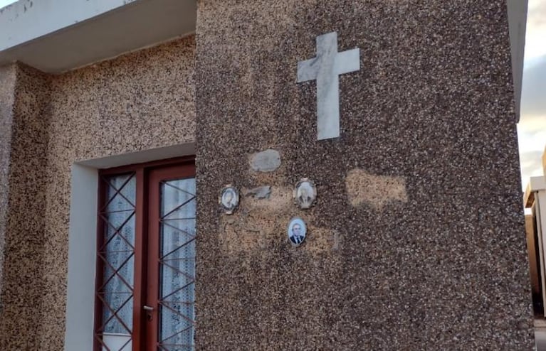 Roban lápidas, placas, flores y hasta crucifijos en el cementerio de Toledo