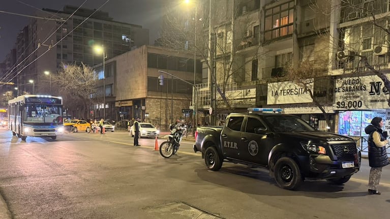 Robaron millones de una concesionaria de la peatonal: usaron escaleras para cruzar varios techos