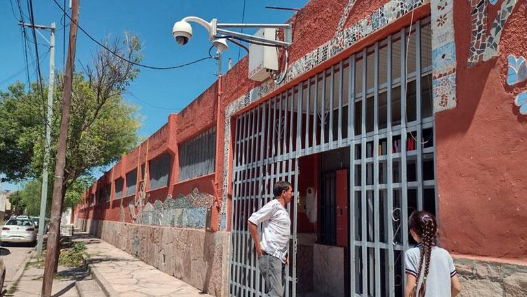 Robaron ocho veces en un colegio, defecaron en un aula y los estudiantes no tuvieron clases