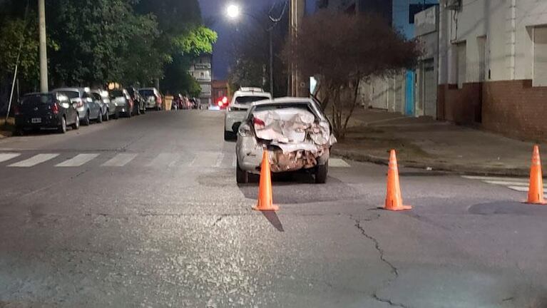 Robaron, se fugaron de un control y chocaron contra un poste y un auto