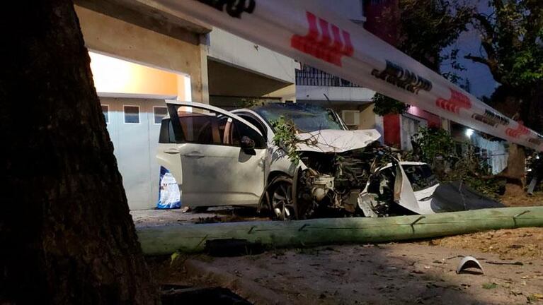 Robaron, se fugaron de un control y chocaron contra un poste y un auto