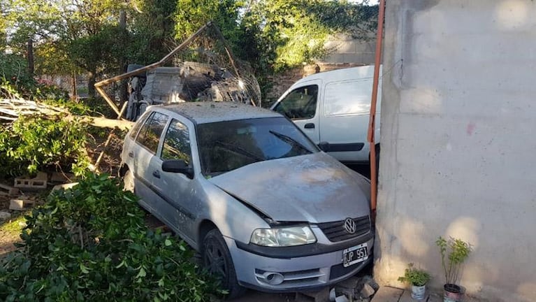 Robaron un auto, huyeron y chocaron contra una casa en Bº Altamira