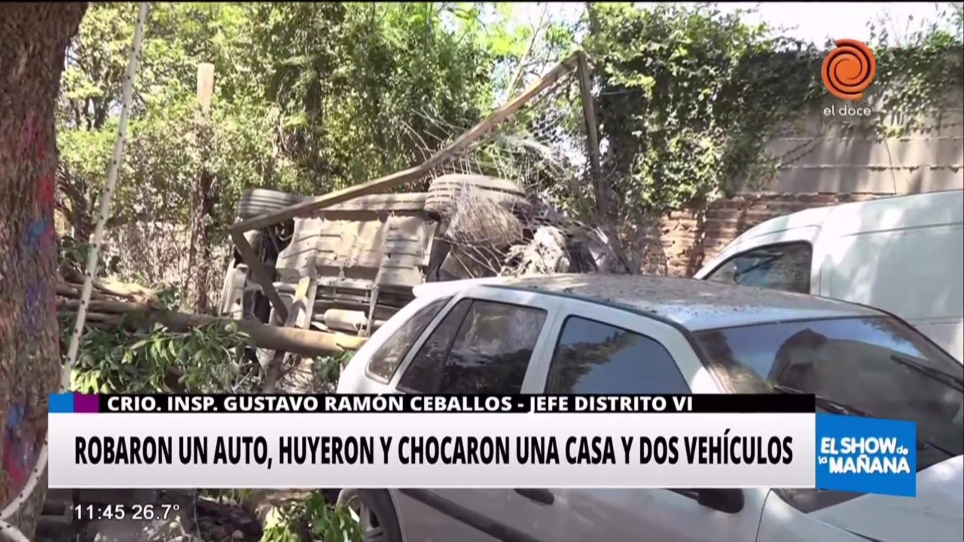 Robaron un auto, huyeron y lo chocaron contra una casa