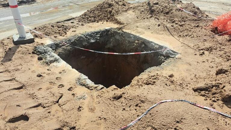 Robaron un auto y quedaron atascados en una zanja por la tormenta