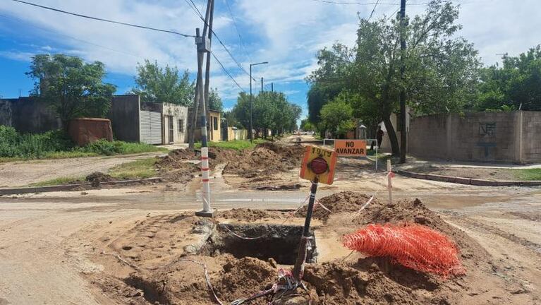 Robaron un auto y quedaron atascados en una zanja por la tormenta